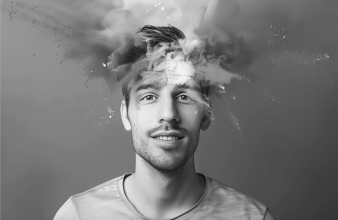 Hombre fondo gris